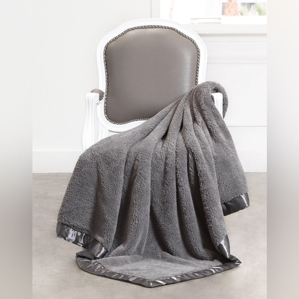 GIRAFFE AT HOME Chenille Throw | Charcoal | Size 45” x 59”